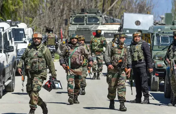 कश्मीर में नागरिक हत्याओं के बाद कार्रवाई तेज कुल 900 लोगो को हिरासत में लिया गया
