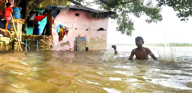 यूपी में अभी भी 11 जनपदों के 744 गांव बाढ़ से बुरी तरह प्रभावित