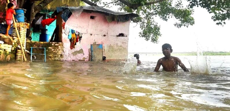 यूपी में अभी भी 11 जनपदों के 744 गांव बाढ़ से बुरी तरह प्रभावित