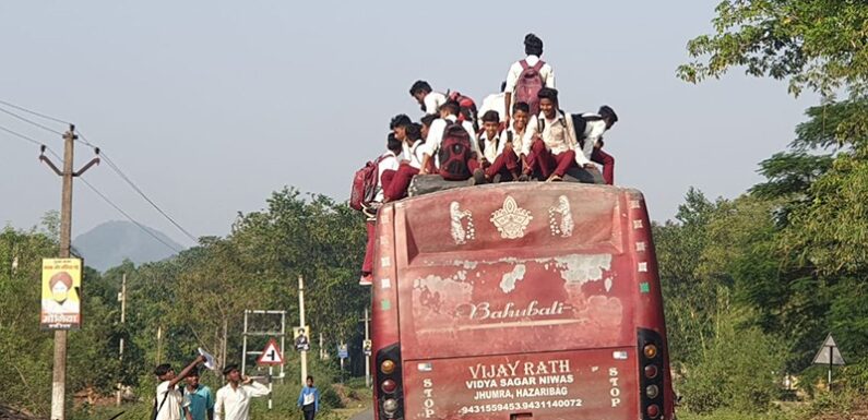 शिक्षा मंत्री के इलाके में जान जोखिम में डालकर स्कूल जाते बच्चे