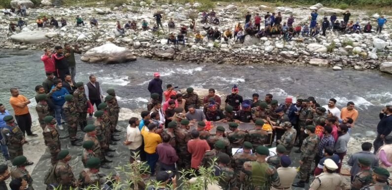 शहीद के अंतिम संस्कार में उमड़ा हुजूम, लगे पाकिस्तान मुर्दाबाद के नारे