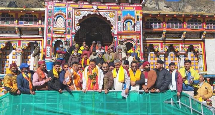 मुख्यमंत्री पुष्कर सिंह धामी ने बद्रीनाथ धाम पहुॅचकर भगवान श्री बद्रीनाथ की विशेष पूजा अर्चना