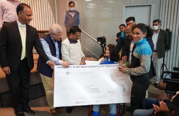 दिल्ली सरकार ने टोक्यो ओलंपिक में मेडल जीतने वाले रवि दाहिया समेत दिल्ली के छह खिलाड़ियों को किया सम्मानित