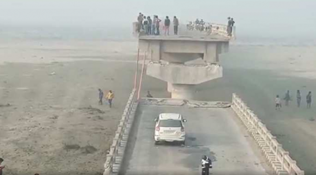12 साल पहले रामगंगा नदी पर बना 2 किलोमीटर लंबा पुल भरभराकर गिरा, कोई हताहत नहीं