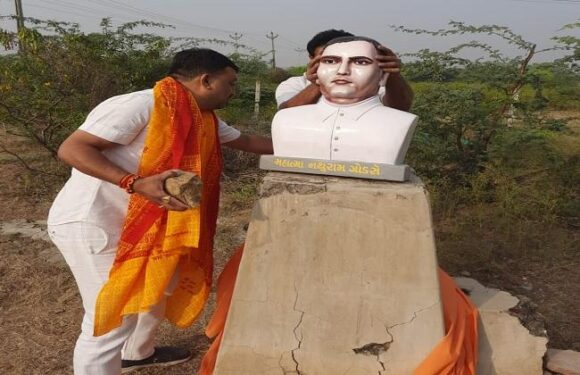 कांग्रेस ने गुजरात में महात्मा गाँधी का हत्यारा नाथूराम गोडसे की मूर्ति को तोड़ गिराया