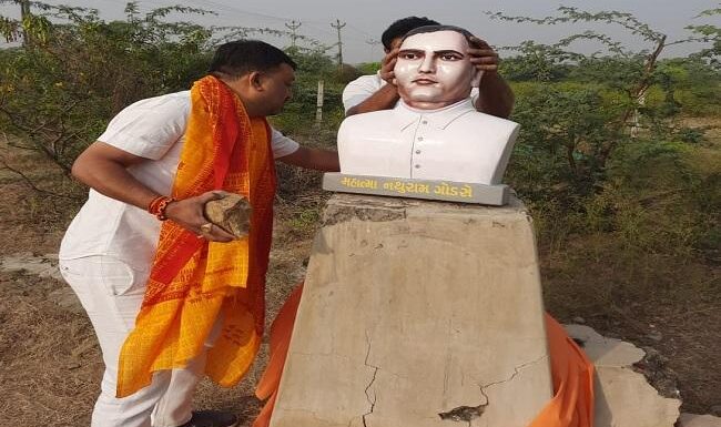 कांग्रेस ने गुजरात में महात्मा गाँधी का हत्यारा नाथूराम गोडसे की मूर्ति को तोड़ गिराया