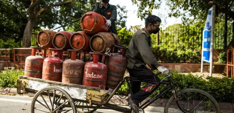 दीपावली से पहले सरकार ने फोड़ा महंगाई का बम