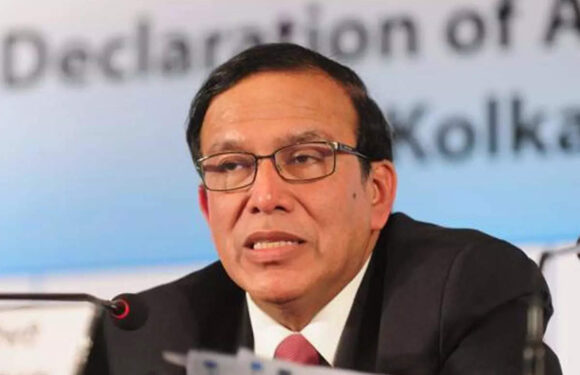 पूर्व SBI का चेयरमैन गिरफ्तार, जानिए कितना पैसा हज़म करते हैं ये अफसर