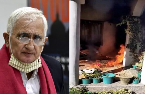 हिंदुत्व के ठेकेदारों ने जलाया कांग्रेस नेता सलमान खुर्शीद का घर