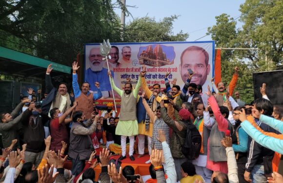 वेतन की मांग को लेकर दक्षिणी दिल्ली लोक सभा के पुजारियों ने किया केजरीवाल आवास पर विरोध प्रदर्शन