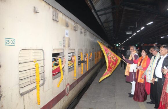 प्रदेश भाजपा अध्यक्ष ने महिलाओं को अयोध्या दर्शन के लिए झंडी दिखाकर ट्रेन को रवाना किया