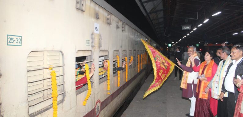 प्रदेश भाजपा अध्यक्ष ने महिलाओं को अयोध्या दर्शन के लिए झंडी दिखाकर ट्रेन को रवाना किया