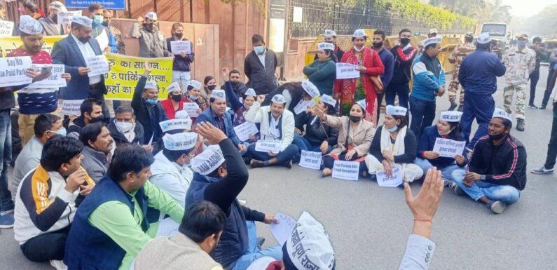 भाजपा शासित एमसीडी पार्किंग माफियाओं के साथ मिलकर अवैध पार्किंग चला रही है- दुर्गेश पाठक