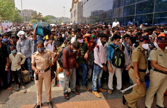 15 दिन की पाबंदी की घोषणा के बाद मुंबई के स्टेशनों पर यात्रियों की भीड़, डिटेल में पढ़ें किन चीजों पर रोक