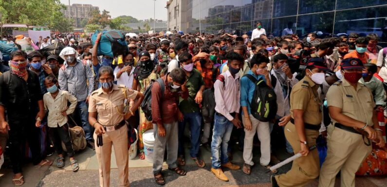 15 दिन की पाबंदी की घोषणा के बाद मुंबई के स्टेशनों पर यात्रियों की भीड़, डिटेल में पढ़ें किन चीजों पर रोक