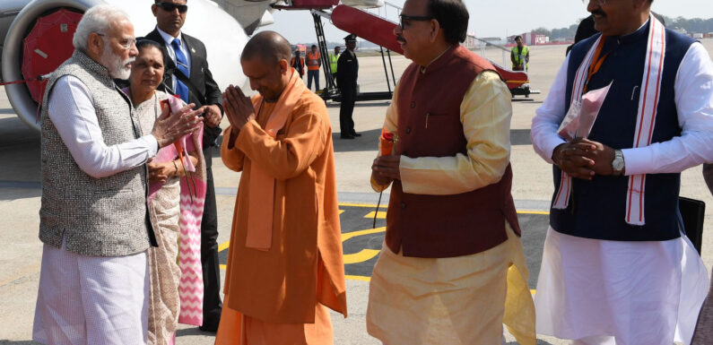पीएम मोदी गोरखपुर दौरा, मुख्यमंत्री आदित्यनाथ बोले बाबा गोरखनाथ जी की पावन धरा पर हार्दिक स्वागत