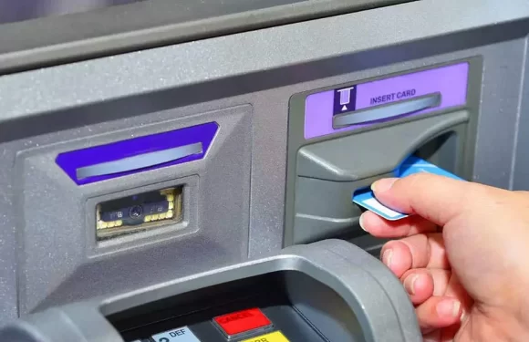 ICICI बैंक ग्राहक ध्यान दें,  नए साल में महंगा होगा ATM से पैसे निकालना