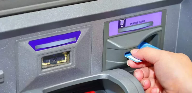 ICICI बैंक ग्राहक ध्यान दें, नए साल में महंगा होगा ATM से पैसे निकालना