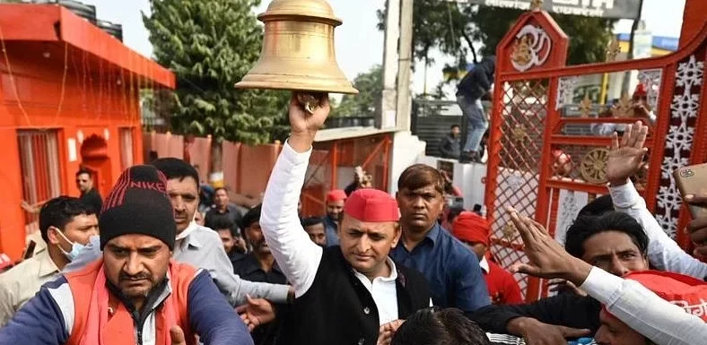 अखिलेश यादव की विजय यात्रा, रायबरेली के चुरुवा हनुमान मंदिर में टेका माथा