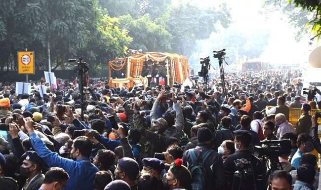 सीडीएस बिपिन रावत की अंतिम यात्रा शुरू, अंतिम यात्रा में लोगों की भारी भीड़