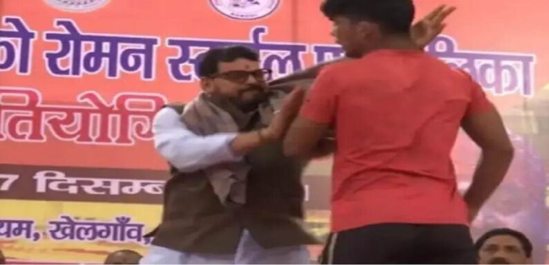 यूपी के भाजपा सांसद ब्रजभूषण शरण सिंह ने रेसलर को मंच पर जड़ा थप्पड़, क्या था पूरा मामला