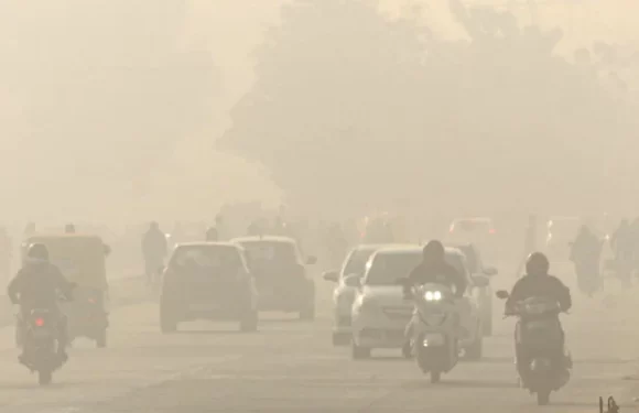 दिल्ली: प्रदूषण का स्तर बढने पर स्कूल-कॉलेज,  कोचिंग संस्थान समेत सभी प्रशिक्षण संस्थान दोबारा से बंद