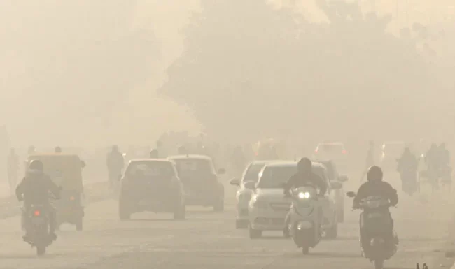 दिल्ली: प्रदूषण का स्तर बढने पर स्कूल-कॉलेज,  कोचिंग संस्थान समेत सभी प्रशिक्षण संस्थान दोबारा से बंद