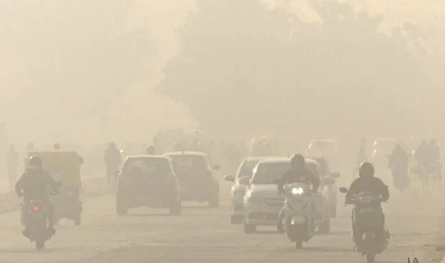 दिल्ली: प्रदूषण का स्तर बढने पर स्कूल-कॉलेज, कोचिंग संस्थान समेत सभी प्रशिक्षण संस्थान दोबारा से बंद