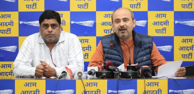 आप का आरोप, पिछले 14 दिनों से निगम स्कूलों के शिक्षक हड़ताल पर, भाजपा नेताओं के पास नहीं मिलने का समय