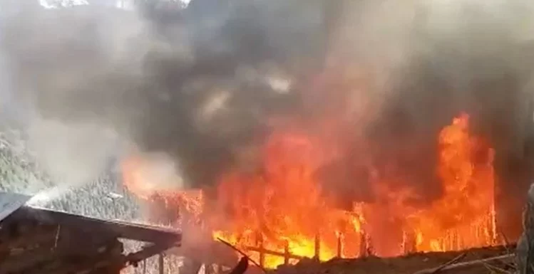हिमाचल प्रदेश के कुल्लू के मझाण गांव में लगी आग, करीब 12 घर जले