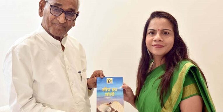 सी.एम.एस. छात्रा द्वारा लिखित पुस्तक का लोकार्पण किया डा. जगदीश गाँधी ने