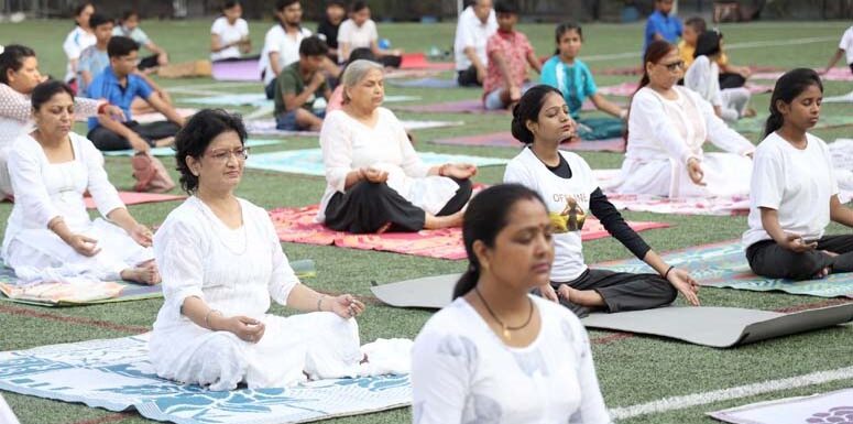 योग से निरोग का जोरदार संदेश दिया सी.एम.एस. छात्रों ने