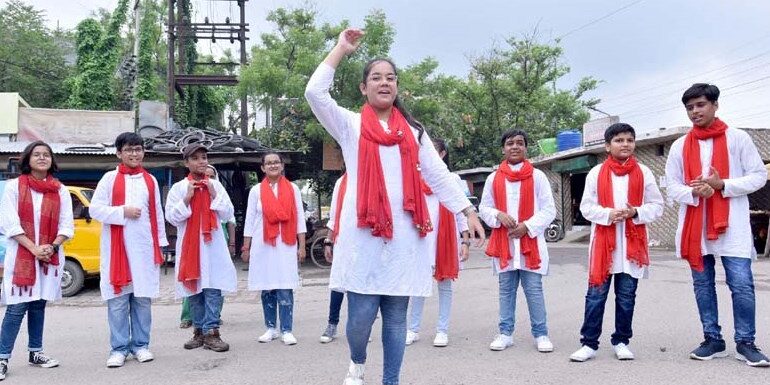 साइकिल रैली व नुक्कड़ नाटक द्वारा पर्यावरण संरक्षण का संदेश दिया सी.एम.एस. छात्रों ने