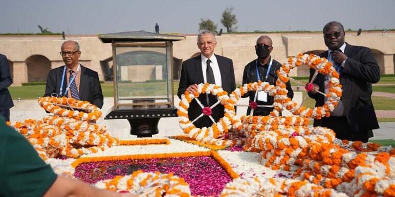 61 देशों के 250से अधिक मुख्य न्यायाधीशों, प्रख्यात हस्तियों ने राजघाट गांधी समाधि पर अर्पित किये श्रद्धा सुमन