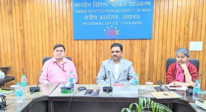 छात्रवृत्ति के लिए अनिवार्य होगी आधार बायोमैट्रिक अटेंडेंस: असीम अरुण