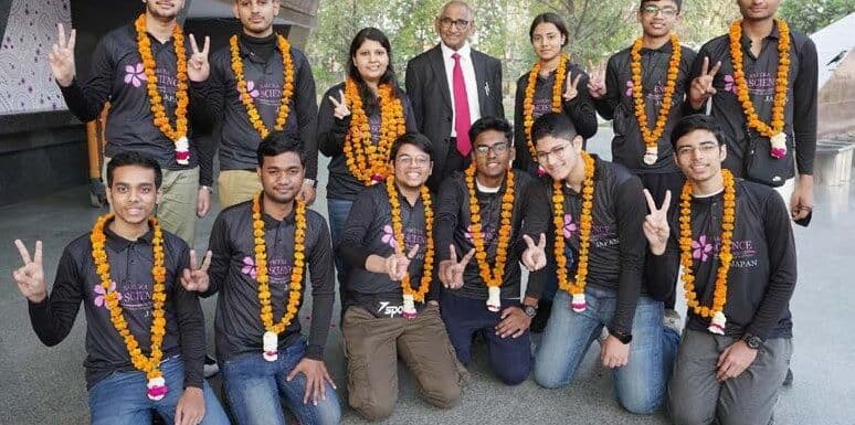 जापान से स्वदेश लौटने पर सी.एम.एस. छात्र दल का भव्य स्वागत