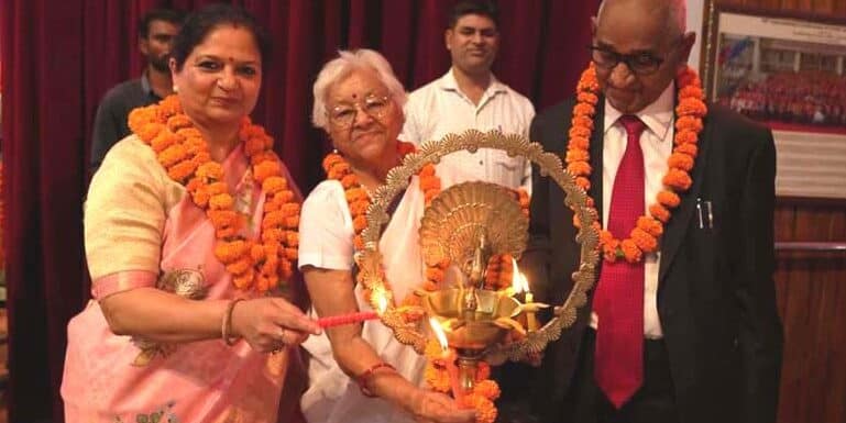 ‘डिवाइन एजुकेशन कान्फ्रेन्स’ में सी.एम.एस. छात्र सम्मानित