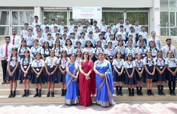 अटारी बाघा बार्डर की शैक्षिक यात्रा पर रवाना हुआ सी.एम.एस. का 75 सदस्यीय छात्र दल￼