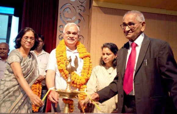 मुख्य सचिव श्री दुर्गा शंकर मिश्र ने सी.एम.एस. के मेधावी छात्रों को किया सम्मानित￼