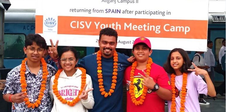 सी.आई.एस.वी. यूथ मीटिंग में प्रतिभाग कर स्पेन से लौटे सी.एम.एस. छात्र दल का भव्य स्वागत￼