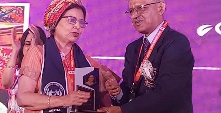 सी.एम.एस. प्रधानाचार्या सुश्री मंजीत बत्रा लाइफटाइम एचीवमेन्ट अवार्ड से सम्मानित