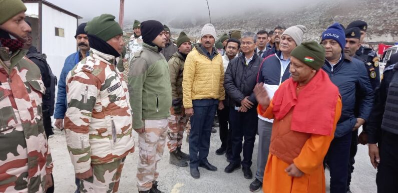 भारत-चीन बॉर्डर पर पहुंचे योगी, जवानों से मिलकर बढ़ाया हौसला